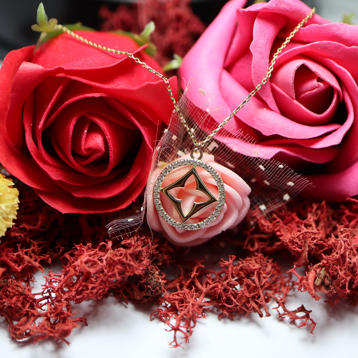 Colier Aur 14K Cerc abstract cu pietricele